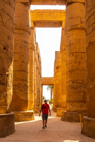 Młody Człowiek Spacerujący Pomiędzy Hieroglificznymi Kolumnami Świątyni Karnaku Wielkiego Sanktuarium — Zdjęcie stockowe