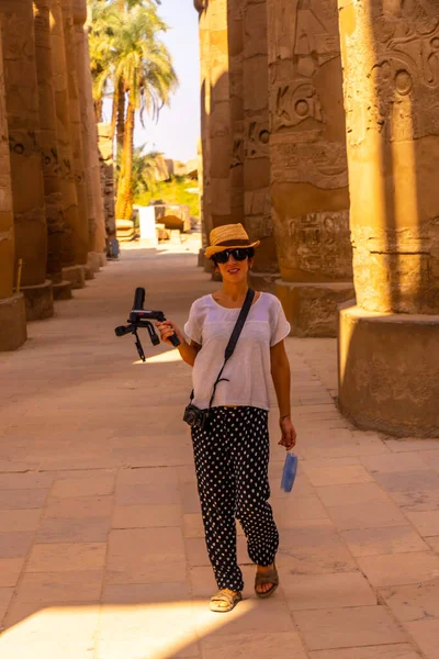 Nuori Nainen Vierailee Karnakin Temppelissä Amonin Suuressa Pyhäkössä Egypti — kuvapankkivalokuva
