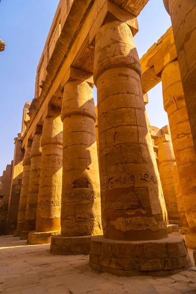 Colunas Com Desenhos Egípcios Templo Karnak Grande Santuário Amon Egipto — Fotografia de Stock