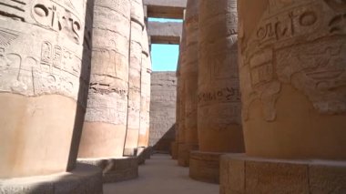 Amun 'un büyük mabedi Karnak tapınağının içinde hiyeroglifli sütunlar. Mısır