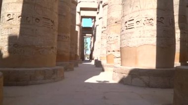 Amun 'un büyük mabedi Karnak tapınağının içinde hiyeroglifli sütunlar. Mısır
