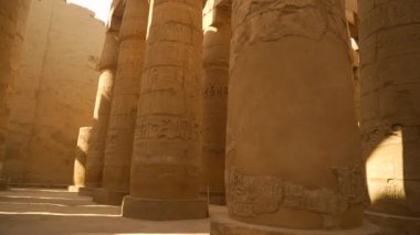 Karnak tapınağının video panosu ve güzel hiyeroglif sütunları, Amun 'un büyük mabedi. Mısır