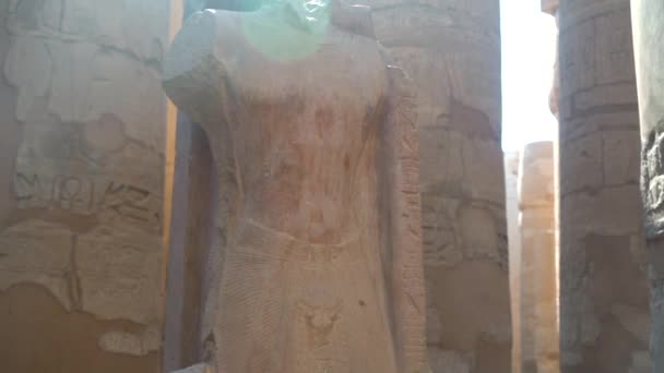 在卡尔纳克神庙内的雕塑和用象形文字书写的珍贵柱子 是阿蒙的伟大圣地 — 图库视频影像