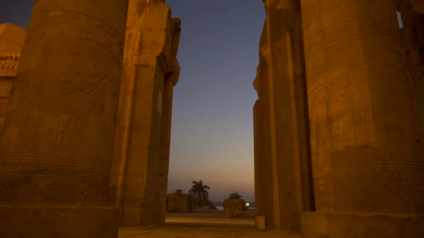 晚上参观科姆翁博美丽的寺庙 这是一座献给索贝克和荷鲁斯神的寺庙 在埃及Aswer附近的Kom Ombo镇 — 图库视频影像