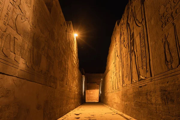 Los Pasillos Noche Del Templo Kom Ombo Con Traje Tradicional — kuvapankkivalokuva