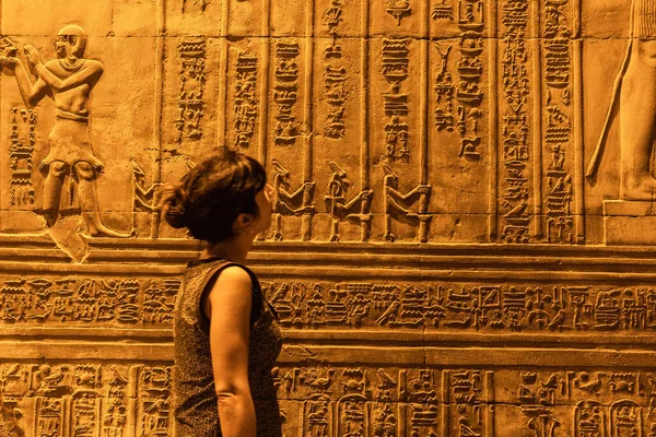 Uma Jovem Mulher Olhando Para Desenhos Egípcios Hieróglifos Templo Kom — Fotografia de Stock