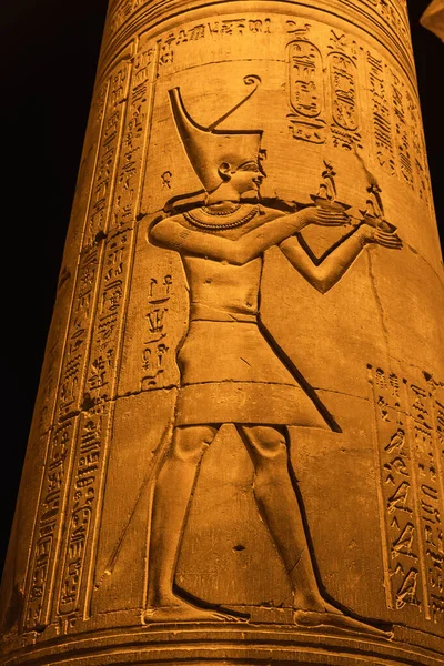 이집트의 그림들과 문자들은 호루스의 신들에게 옴보의 신전에 이집트 근처의 읍에서 — 스톡 사진
