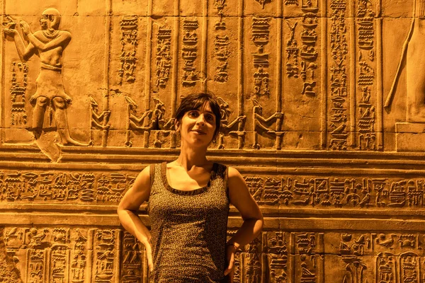 Молода Жінка Яка Дивиться Єгипетські Малюнки Ієрогліфи Храмі Кома Омбо — стокове фото