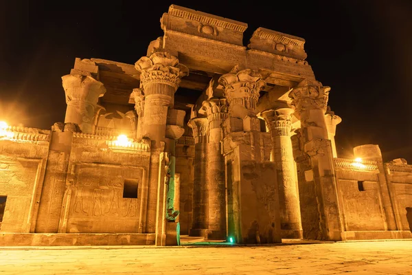 Geceleri Kom Ombo Nun Güzel Tapınağını Ziyaret Eden Tapınak Tanrıları — Stok fotoğraf