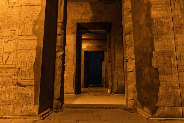 夜にライトアップされたカム オンボ寺院の美しい柱は 神々ソベクとホルスに捧げられた寺院です エジプト アスワー近郊のコム オンボ町 ロイヤリティフリーのストック画像