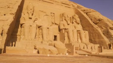 Mısır 'ın güneyindeki Nubia' daki Abu Simbel Tapınağı 'nın Nasser Gölü' nün yanındaki sabitleme vuruşu. Firavun 2. Ramss Tapınağı, 4k video