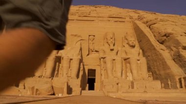 Genç bir Avrupalı turist, Nasser Gölü 'nün yanındaki Nubia' daki Abu Simbel tapınağına doğru yürüyor. Firavun 2. Ramss Tapınağı, 4k video