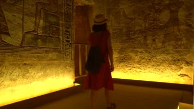 Mısır 'ın güneyinde Nubia' da Nasser Gölü 'nün yanındaki Abu Simbel tapınağındaki aydınlanmış hiyerogliflere bakıyorum. Firavun 2. Ramss Tapınağı, 4k video