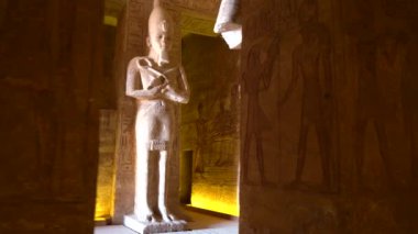 Mısır 'ın güneyindeki Abu Simbel tapınağının içindeki heykellerin genel görünümü Nubia' da Nasser Gölü 'nün yanında. Firavun 2. Ramss Tapınağı, 4k video