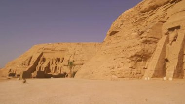 Nefertari tapınağının güzel manzarası Ebu Simbel tapınağının yanında, güney Mısır 'da Nubia' da Nasser Gölü 'nün yanında. Firavun 2. Ramses Tapınağı, 4k video.