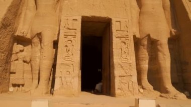 Güney Mısır 'da Nubia' da, Nasser Gölü 'nün yanındaki Abu Simbel tapınağının yanındaki Nefertari Tapınağı' nın iç kapısından çıkarken. Firavun 2. Ramses Tapınağı, 4k video.
