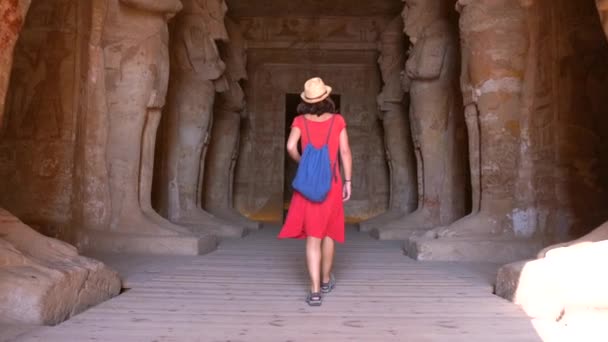 Jovem Turista Visitando Esculturas Dentro Templo Abu Simbel Sul Egito — Vídeo de Stock