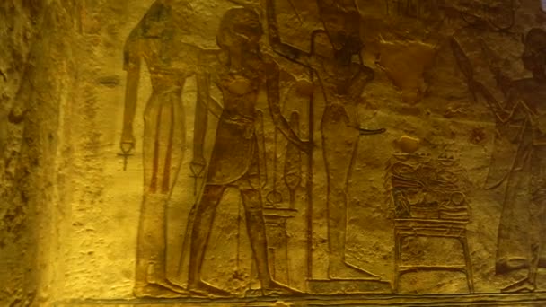 Una Joven Mirando Los Jeroglíficos Dentro Del Templo Abu Simbel — Vídeos de Stock