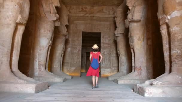 一名年轻女子参观了埃及南部努比亚靠近纳赛尔湖的阿布辛贝尔神庙内的雕塑 法老寺Ramss 4K视频 — 图库视频影像