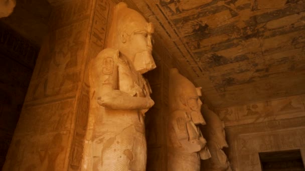 位于埃及南部努比亚靠近纳赛尔湖的阿布辛贝尔神庙内的石像法老 Pharaoh Ramses Ii圣殿 4K视频 — 图库视频影像