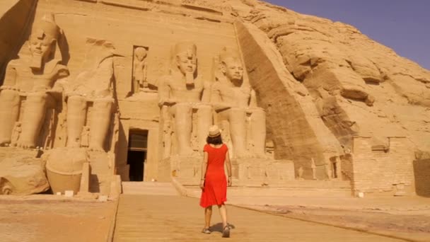 Uma Jovem Mulher Vestido Vermelho Caminhando Direção Templo Abu Simbel — Vídeo de Stock