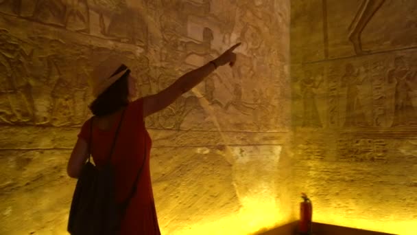 Joven Turista Mirando Los Jeroglíficos Dentro Del Templo Abu Simbel — Vídeo de stock