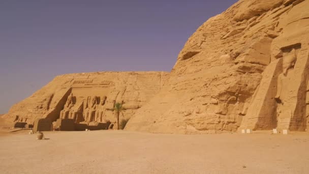 在埃及南部努比亚靠近纳赛尔湖的阿布辛贝尔神庙旁边 是一座美丽的涅弗塔里神庙 Pharaoh Ramses Ii圣殿 4K视频 — 图库视频影像