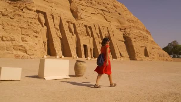 Una Joven Con Vestido Rojo Caminando Hacia Templo Nefertari Junto — Vídeo de stock