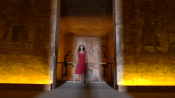 Una Joven Visitando Las Habitaciones Interiores Del Templo Abu Simbel — Vídeos de Stock