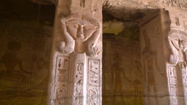 Kolumner Och Hieroglyfiska Ritningar Inuti Templet Nefertari Bredvid Templet Abu — Stockvideo