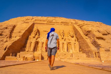 Nasser Gölü 'nün yanındaki Nubia' daki Abu Simbel Tapınağı 'nı ziyaret eden Avrupalı bir turist. Firavun 2. Ramses Tapınağı, seyahat yaşam tarzı.