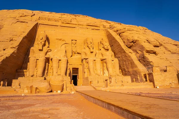 Uskomaton Abu Simbel Temppeli Rakennettiin Uudelleen Vuorelle Etelä Egyptissä Nubiassa — kuvapankkivalokuva
