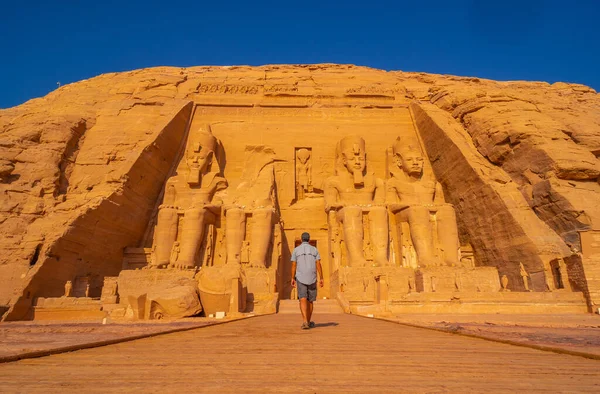 Jovem Caminhando Direção Templo Abu Simbel Sul Egito Núbia Lado — Fotografia de Stock