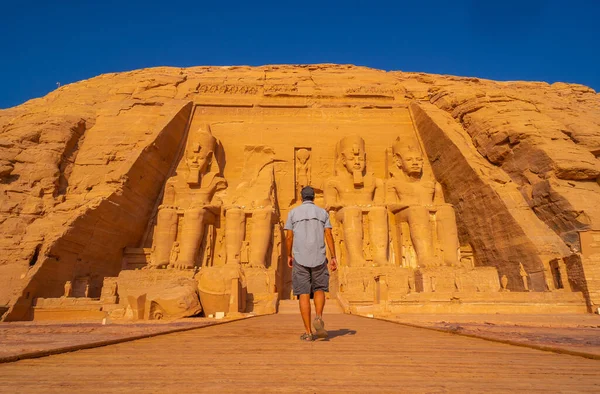 Ένας Νεαρός Άνδρας Περπατά Προς Ναό Abu Simbel Στη Νότια — Φωτογραφία Αρχείου