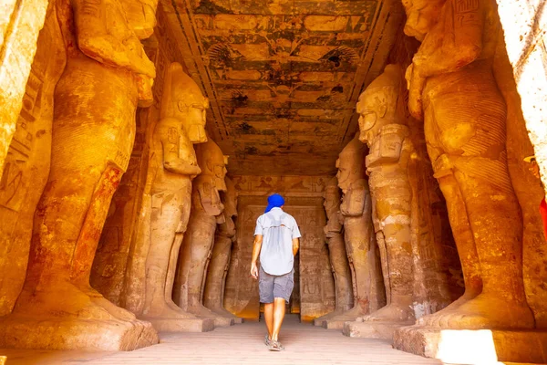 Młody Turysta Niebieskim Turbanie Patrzący Faraonów Świątyni Abu Simbel Południowym — Zdjęcie stockowe
