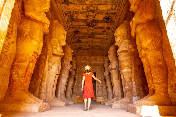 Une Jeune Femme Robe Rouge Regardant Les Pharaons Temple Abu — Photo