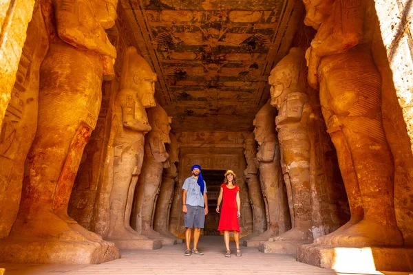 Tourist Couple Abu Simbel Temple Next Sculptures Southern Egypt Nubia — Stock Photo, Image