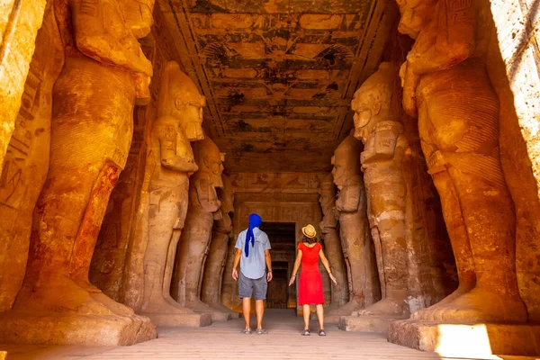 Una Pareja Turistas Templo Abu Simbel Junto Las Esculturas Sur — Foto de Stock