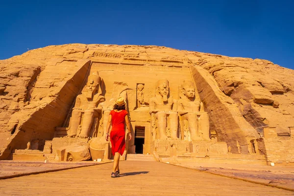 Eurooppalainen Turisti Punaisessa Mekossa Abu Simbel Temppelissä Etelä Egyptissä Nubiassa — kuvapankkivalokuva