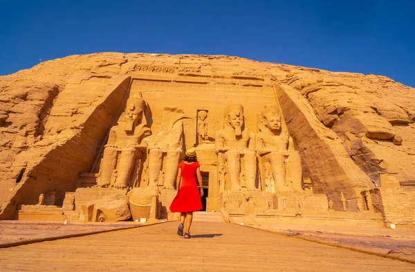 Europejski Turysta Czerwonej Sukience Świątyni Abu Simbel Południowym Egipcie Nubii — Zdjęcie stockowe