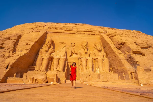 Een Europese Toerist Rode Jurk Bij Abu Simbel Tempel Het — Stockfoto