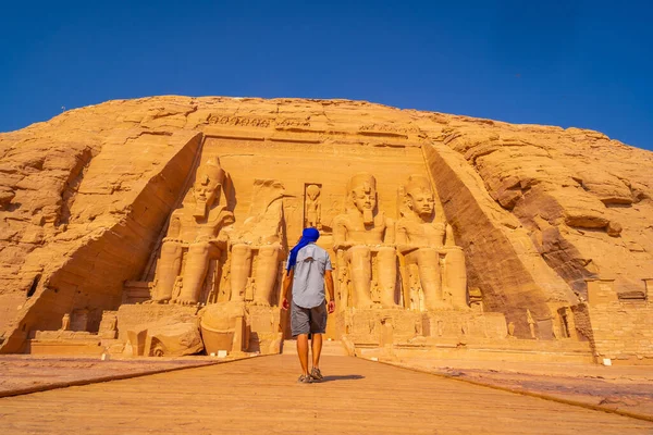 Een Europese Toerist Een Blauwe Tulband Bij Abu Simbel Tempel — Stockfoto