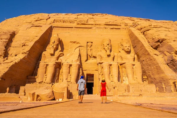 Couple Touristes Européens Visitent Temple Abu Simbel Dans Sud Egypte — Photo