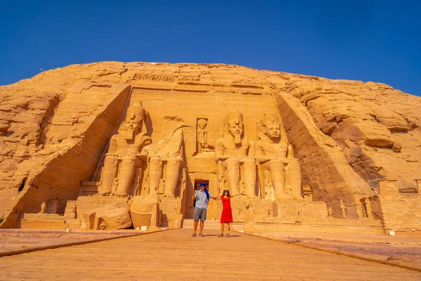 Een Paar Europese Toeristen Bezoeken Abu Simbel Tempel Het Zuiden — Stockfoto