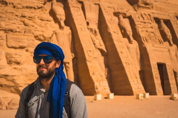 Een Jonge Man Bezoekt Gereconstrueerde Tempel Van Nefertari Buurt Van — Stockfoto