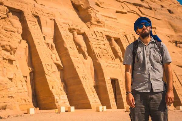 Młody Człowiek Niebieskim Turbanie Okularach Przeciwsłonecznych Świątyni Nefertari Niedaleko Abu — Zdjęcie stockowe