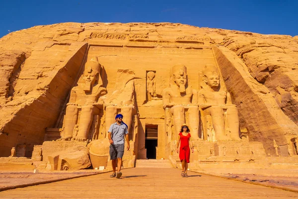 Een Paar Europese Toeristen Bezoeken Abu Simbel Tempel Het Zuiden — Stockfoto