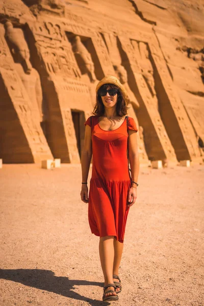 Uma Jovem Vestido Vermelho Visitando Templo Egípcio Nefertari Perto Abu — Fotografia de Stock