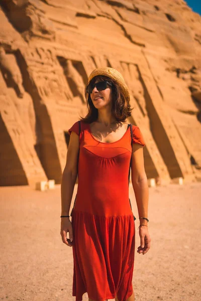 Молодий Турист Червоній Сукні Який Відвідує Храм Нефертарі Поблизу Абу — стокове фото
