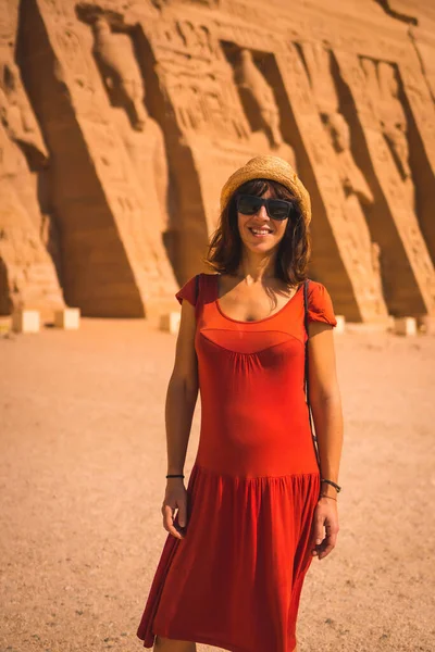 Retrato Joven Turista Vestido Rojo Visitando Templo Nefertari Cerca Abu — Foto de Stock
